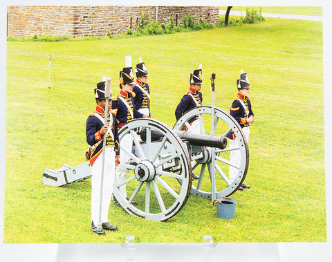 Postcard featuring a cannon and five soldiers in dark blue uniforms