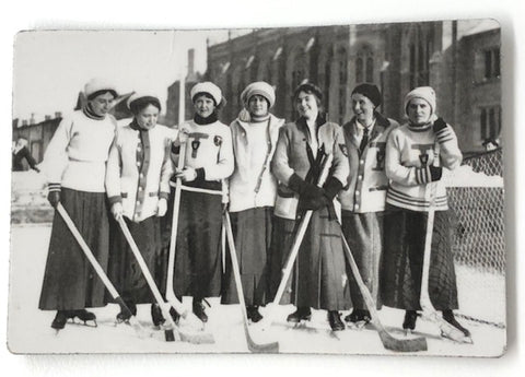 Magnet with photograph of U of  T women's hockey team 